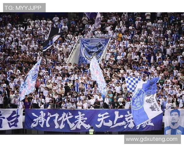 足球明星因争议行为引发看台观众愤怒抗议现场气氛紧张升级