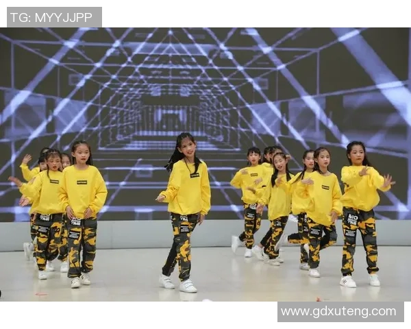 足球明星转场时挥洒自如甩衣服引发热议展现个性与风采